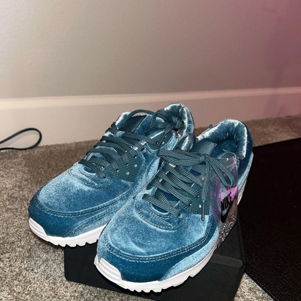 Nike Women’s 10 Teal Sneakers w/ charms